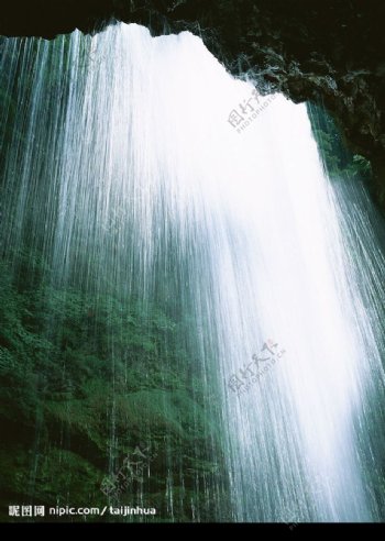 溪水瀑布涌泉流水山泉图片