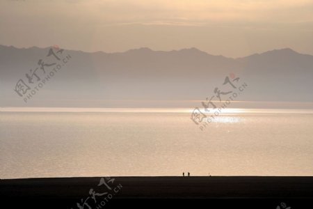 塞里木湖风光图片