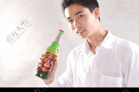 圣宝龙啤酒广告图片