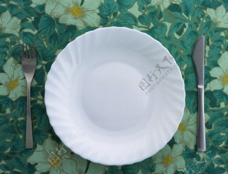 西式餐盘刀叉绿桌布图片