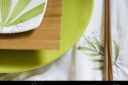 带绿色花纹的餐具和筷子图片