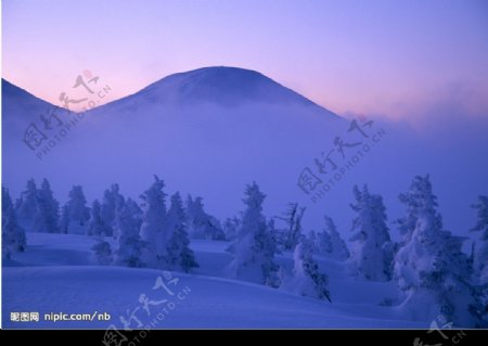 大雪覆盖的山峰图片