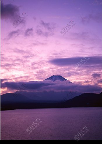 高山云雾湖泊图片