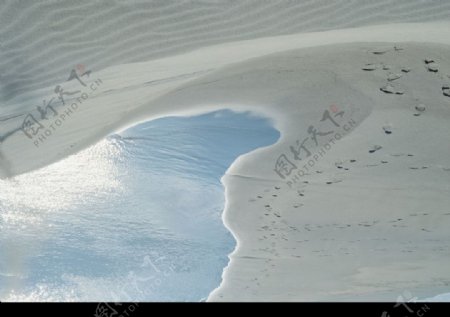 沙漠湖水图片