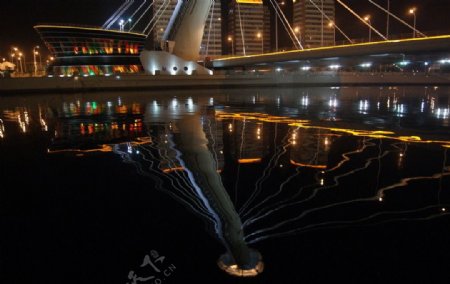 赤峰桥灯光倒影图片