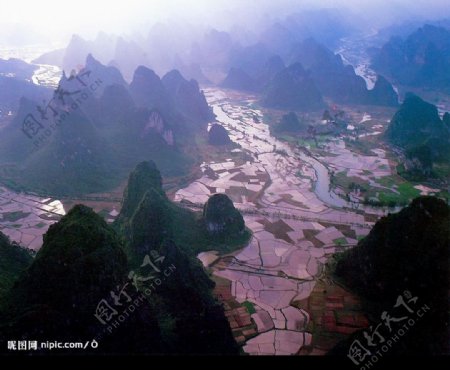 桂林山水层峦叠嶂图片