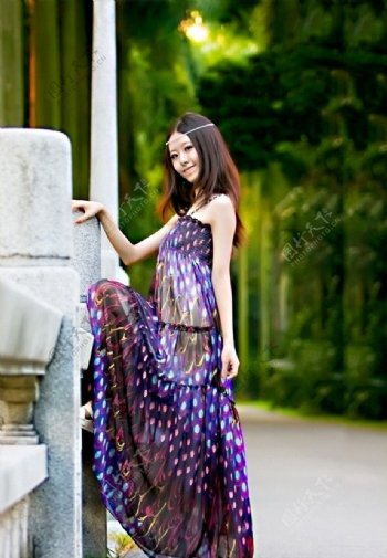 穿紫色裙子的美女图片