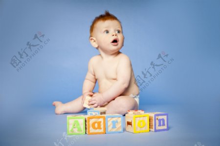 玩积木的可爱婴儿图片