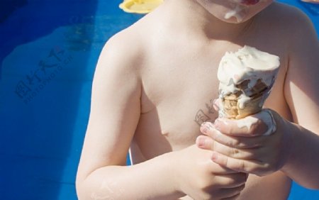 吃冰淇淋的孩子图片