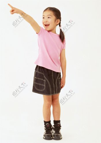 穿着校服手指着前方的快乐小学生图片