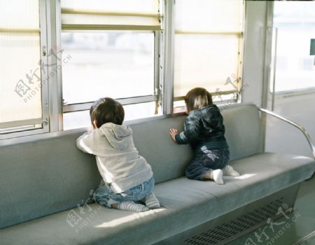 两个看向窗外的小孩图片
