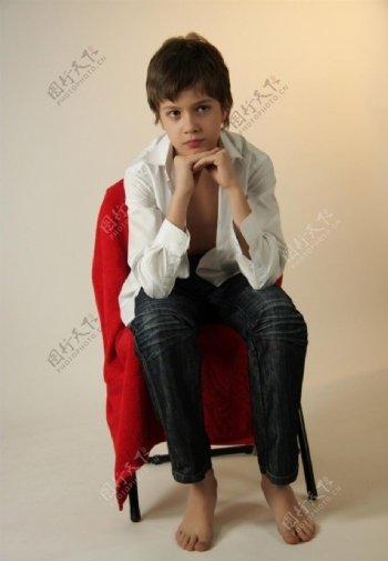 坐凳子上沉思的男孩图片