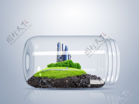 罐头瓶中的绿色城市图片