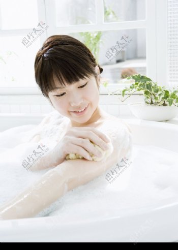 女性轻松淋浴0115