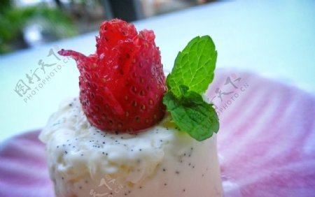 草莓燕窝椰奶冻