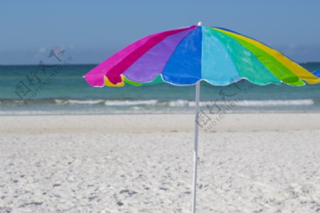 海边七彩太阳伞
