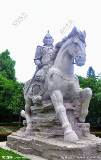 雕塑将军骑马