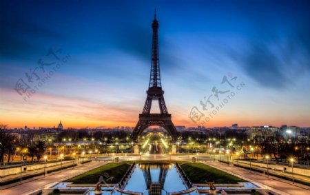 巴黎埃菲尔铁塔黄昏