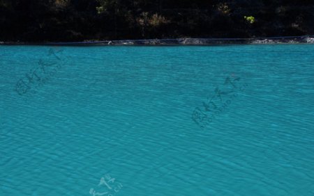 蓝色湖水