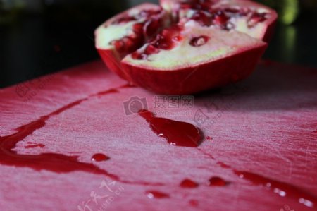 红色切割板刀水果新鲜果汁石榴血