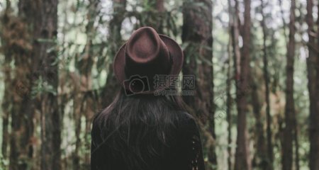 女子穿着森林布朗软呢帽