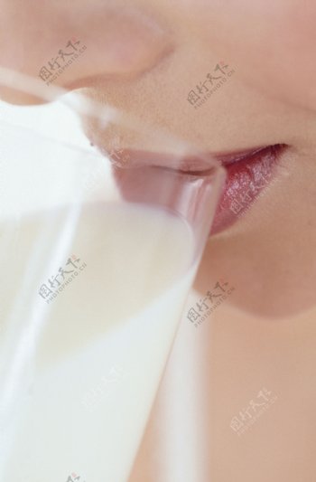 喝牛奶的女人唇部特写图片图片