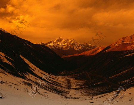 黄昏雪山景色图片