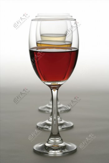 三杯高贵红酒图片
