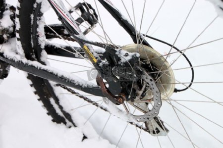 雪地里的自行车轮