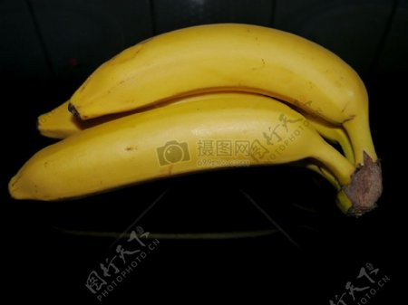 黑色背景下的黄色香蕉