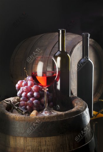 酒桶上的葡萄和红酒图片