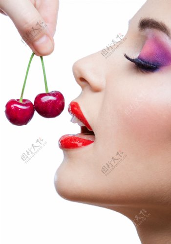 吃樱桃的性感美女图片