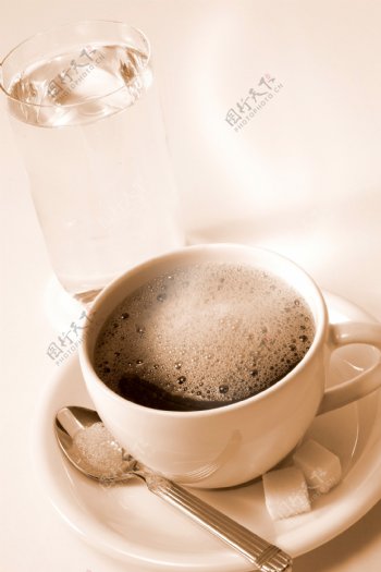 咖啡与清水图片