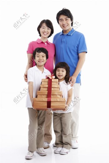 孩子抱着精品礼盒图片