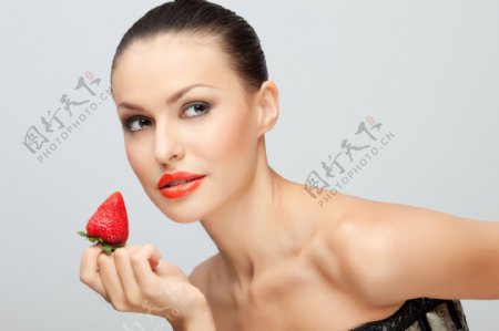 草莓与性感女人图片