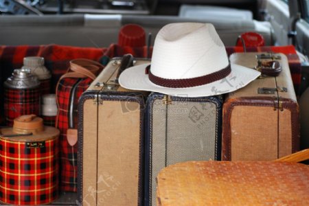 行李箱与太阳帽