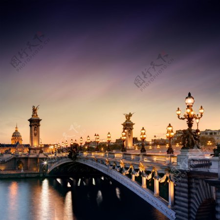 拱桥和欧式建筑夜景图片