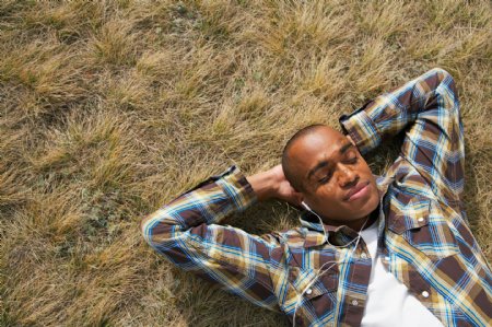 躺在草地上的男人图片