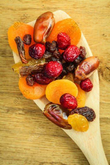 木勺中的坚果与水果干图片