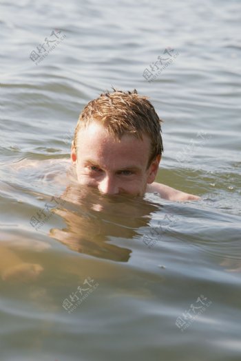 游泳的男人图片