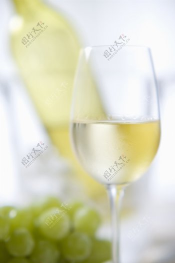 黄色葡萄酒特写图片