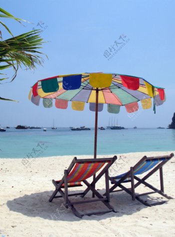 沙滩上的椅子摄影图片