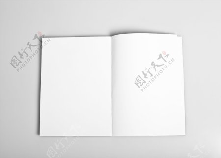 翻开的空白册子图片