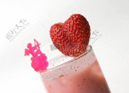 杯子里的草莓果汁