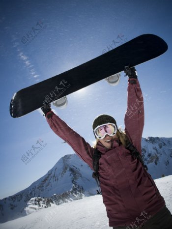 高举滑雪板大笑的人图片