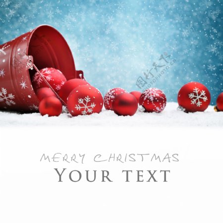 雪地上红色圣诞树装饰品图片