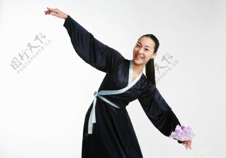 表演传统舞蹈的朝鲜美女图片