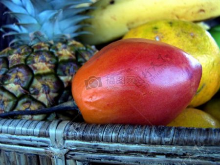 芒果菠萝和篮筐
