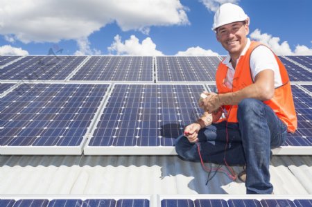 太阳能电池板安装工人图片