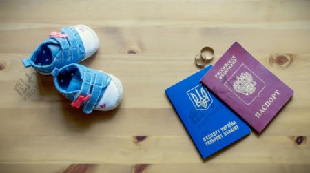 护照与婴儿鞋子图片